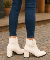 Comprar bota feminina cano curto branco em couro e salto grosso com forro peluciado para looks de inverno confortáveis, urbanos e sofisticados em promoção AREZZO